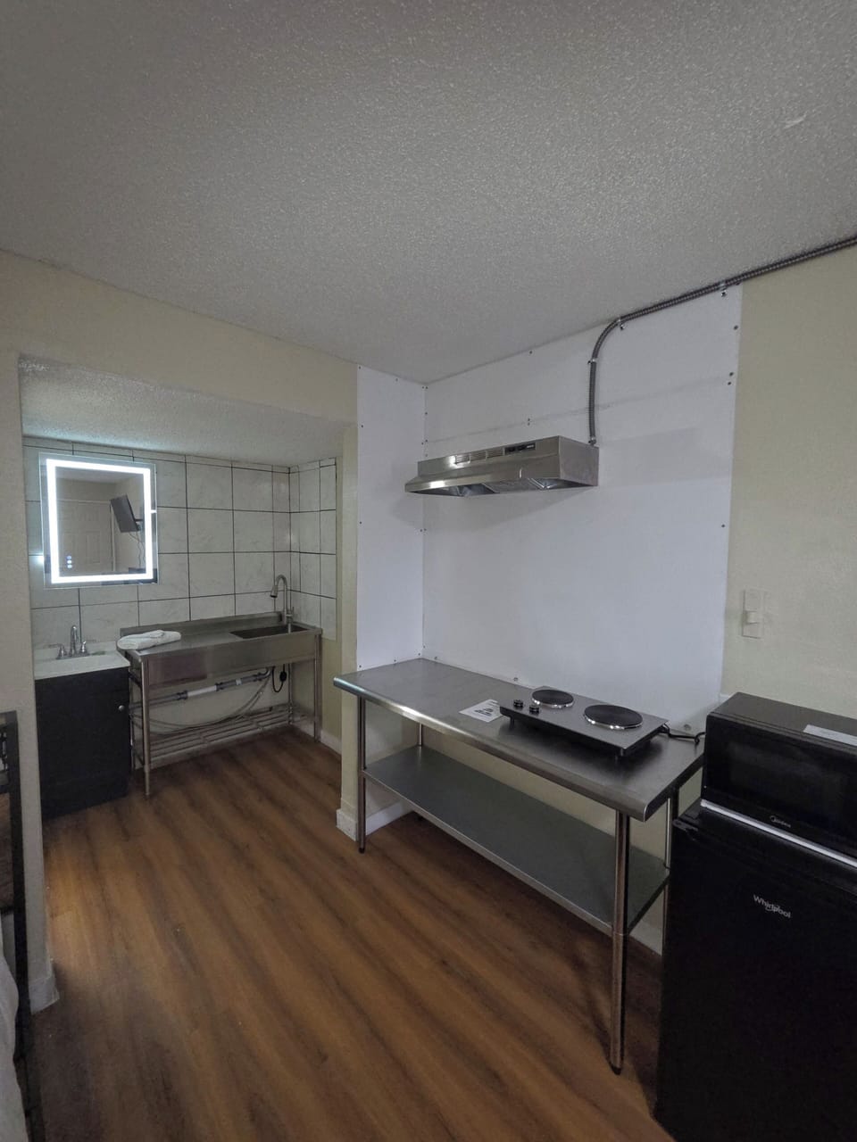 Comfort Double Room, City View | Private kitchen | Mini-fridge, microwave, stovetop