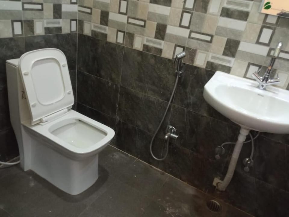 Deluxe Twin Room | Bathroom | Slippers