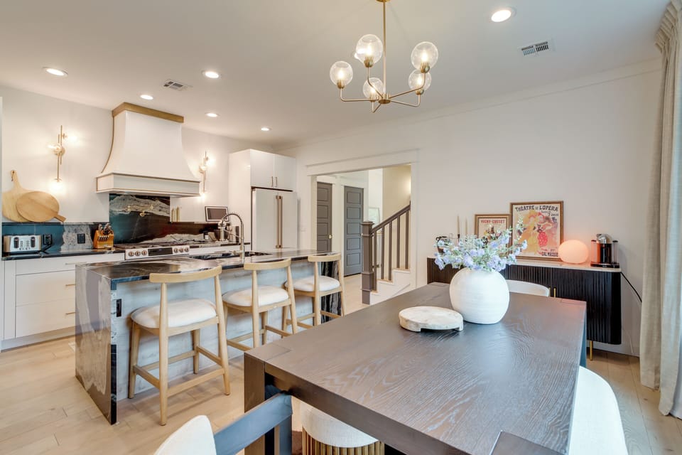 Kitchen & Dining Area
