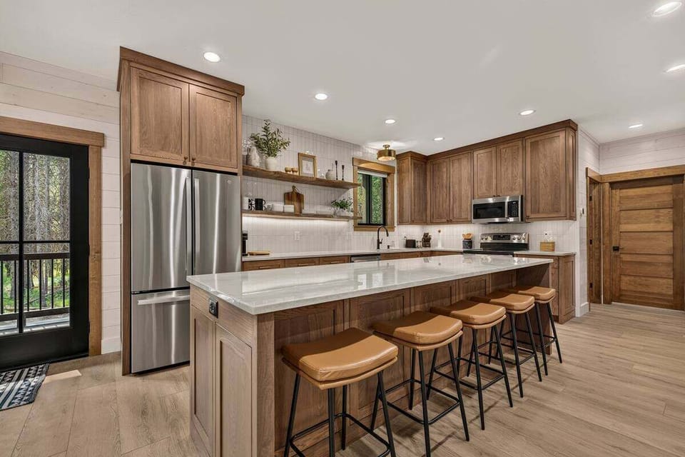 Beautiful fully equipped kitchen with large island and plenty of seating.