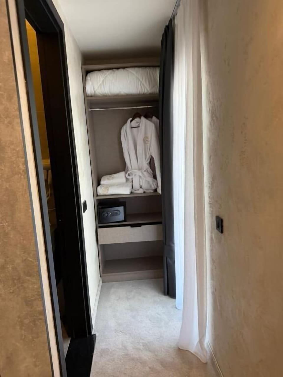 Double Room, City View | Interior