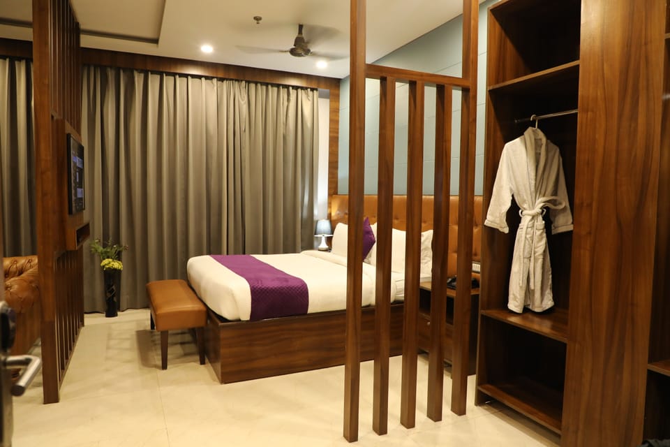 Royal Suite | Desk, laptop workspace, soundproofing, WiFi (free)
