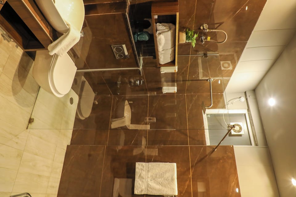 Royal Suite | Bathroom | Shower, slippers, towels, soap