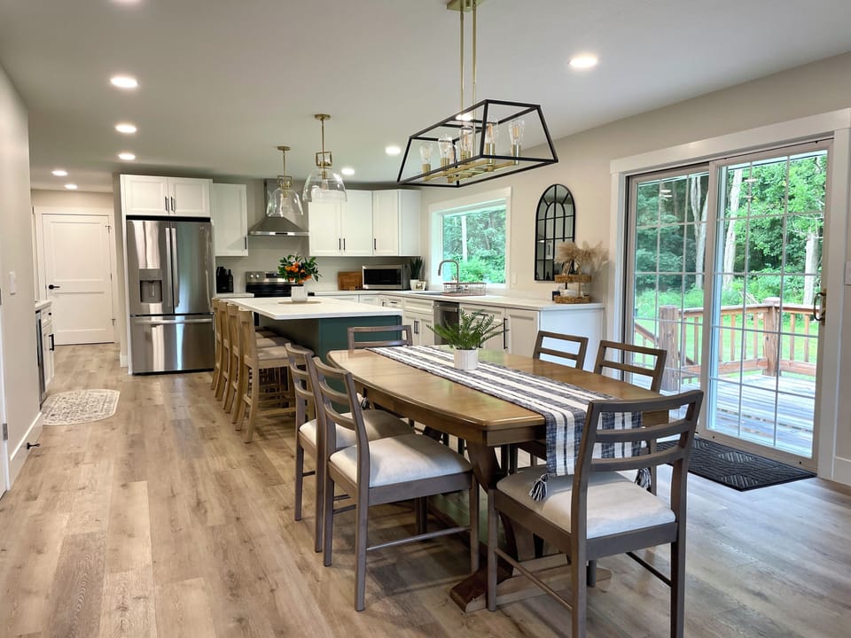 Share long meals at the dining table, then step onto the deck for fresh air—your bright kitchen makes gathering effortless. 🍽️🌳