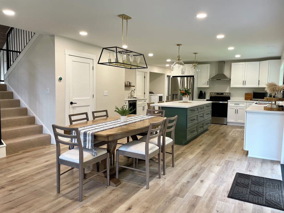 Cook, dine, and reconnect in one inviting space, with a spacious island and table ready for your group’s favorite vacation moments. 🍳🍽️