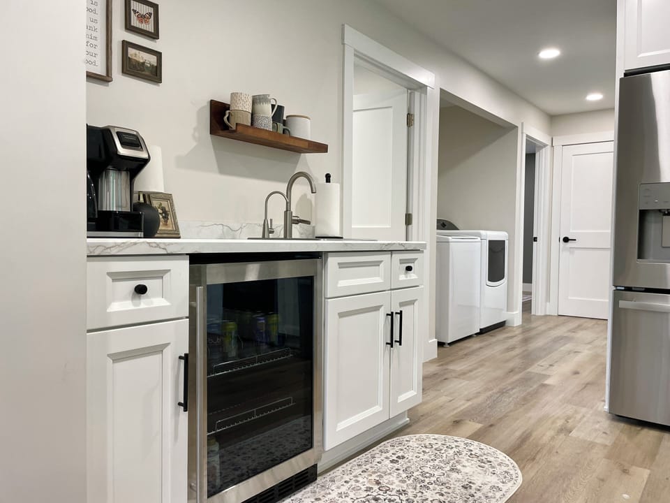 Start your morning at the coffee station, keep drinks chilled nearby, and enjoy the convenience of laundry just steps away. ☕🧺