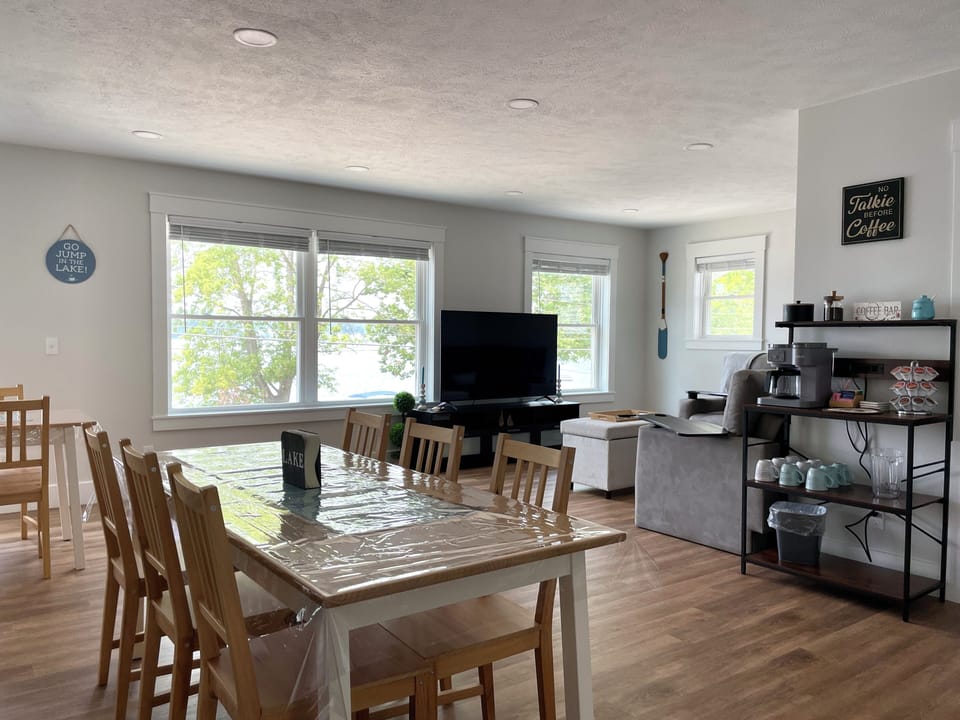 Pour your coffee, claim a seat, and savor an unhurried morning while the open dining space and lake views welcome your whole group. ☕🌅