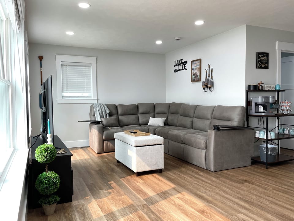 Pile onto the oversized sectional for stories, movies, and easy conversation—your favorite people and a fresh cup of coffee are always nearby. 🛋️☕