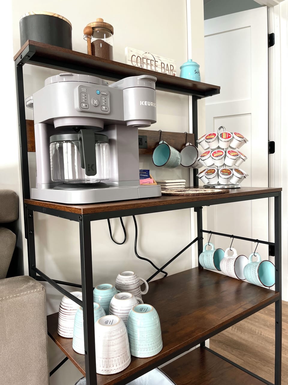 Brew your perfect morning cup at the dedicated coffee bar, stocked and ready to help you ease into another beautiful lake day. ☕☀️