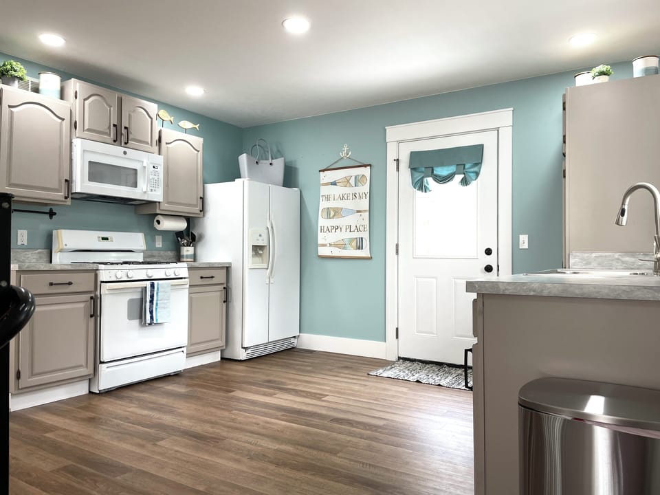 Whip up your favorite vacation meals in the cheerful, fully equipped kitchen, with plenty of space to cook, serve, and stay connected. 🍳💙