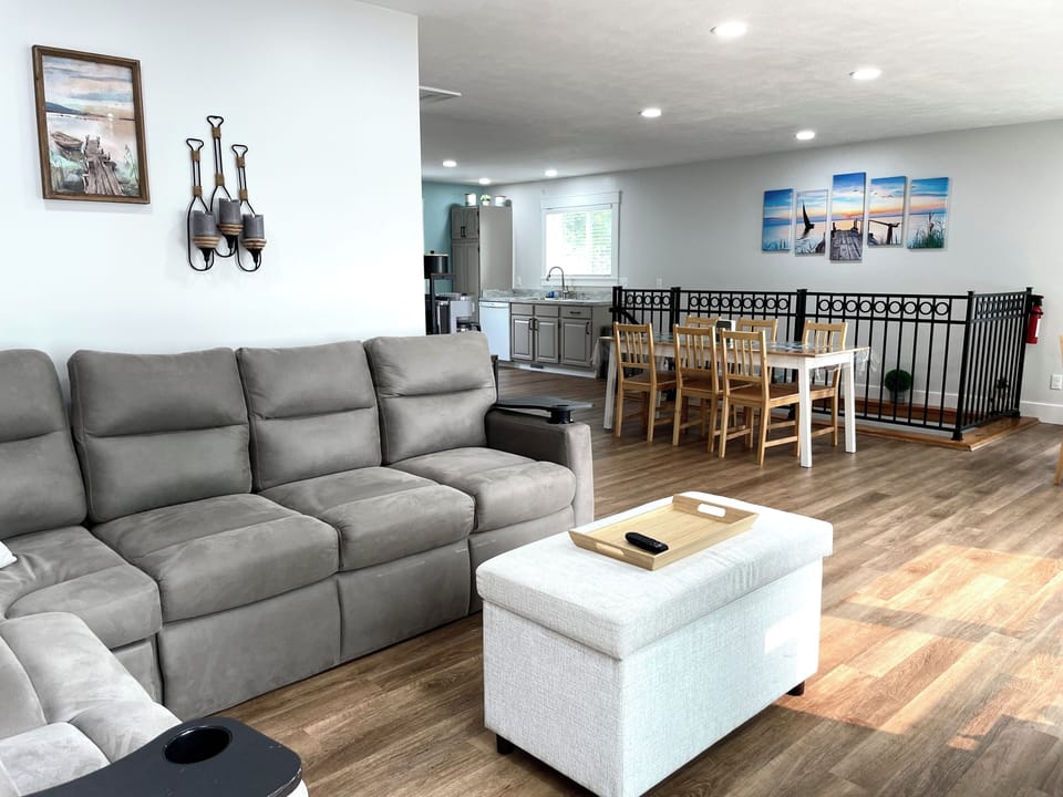 Stretch out on the roomy sectional while your group cooks, dines, and reconnects nearby—this bright open space keeps everyone part of the fun. 🛋️✨