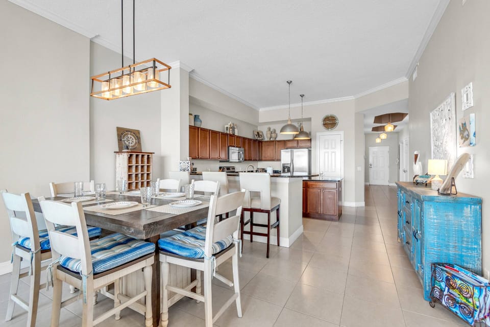Dining for 6 plus bar stools