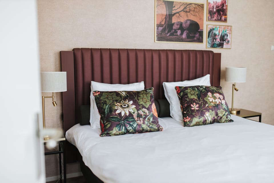 Comfort Room | In-room safe, desk, free WiFi, bed sheets