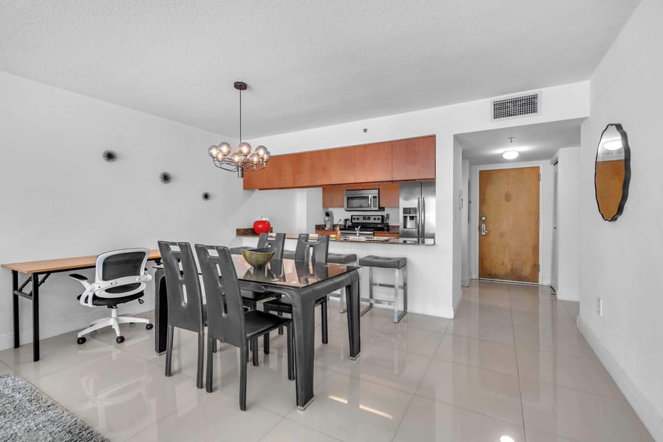 Condo, 1 Queen Bed, City View (Chic City Condo) | Dining