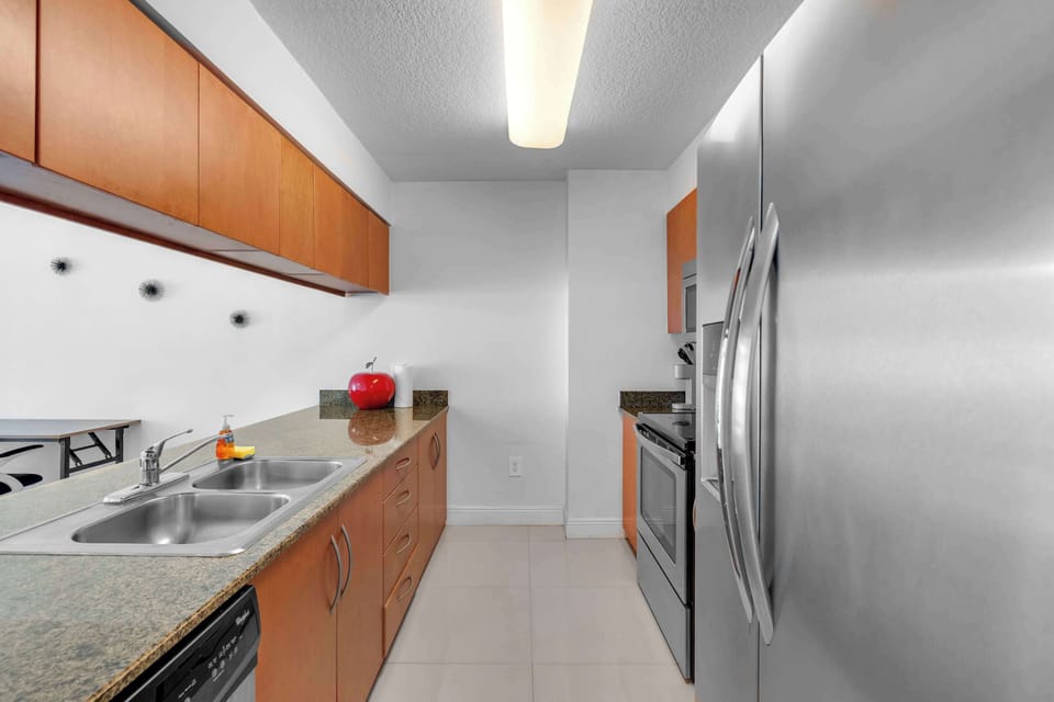 Condo, 1 Queen Bed, City View (Chic City Condo) | Private kitchen