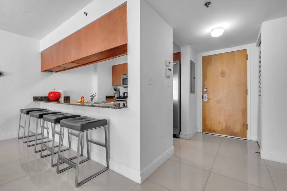 Condo, 1 Queen Bed, City View (Chic City Condo) | Private kitchen