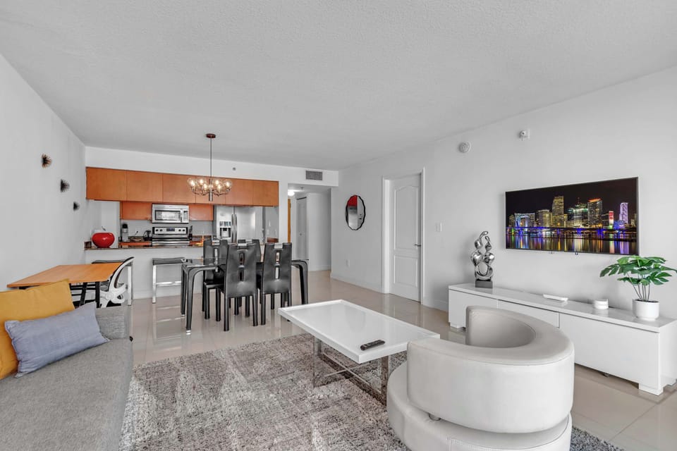 Condo, 1 Queen Bed, City View (Chic City Condo) | Living area