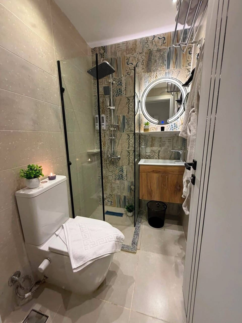 Comfort Quadruple Room | Bathroom | Free toiletries, hair dryer, towels, soap