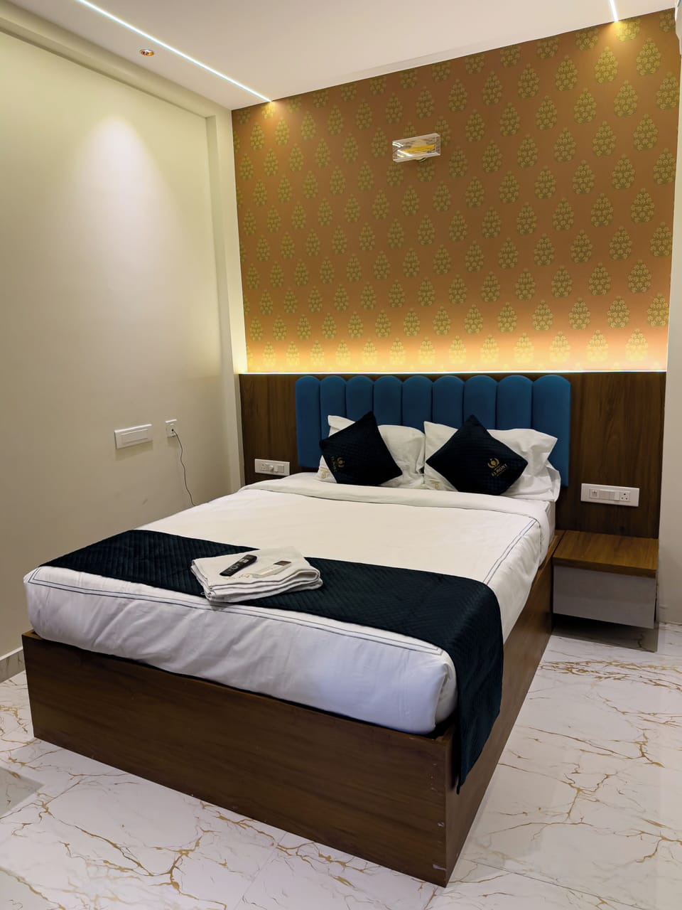 Premium Suite | Egyptian cotton sheets, premium bedding, down comforters, pillowtop beds