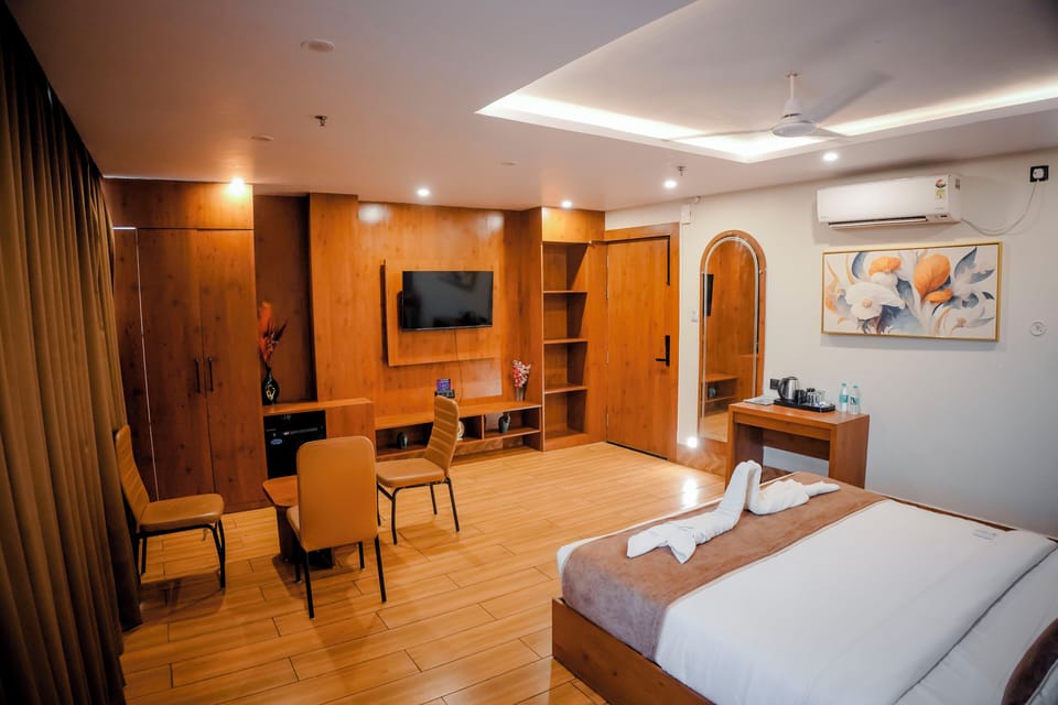 Suite | In-room safe, desk, laptop workspace, WiFi (free)