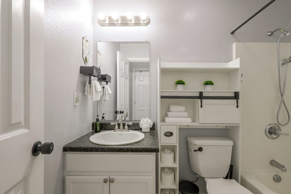 Cozy Gatlinburg Townhome w/ Deck in Arts District Apartment in Gatlinburg