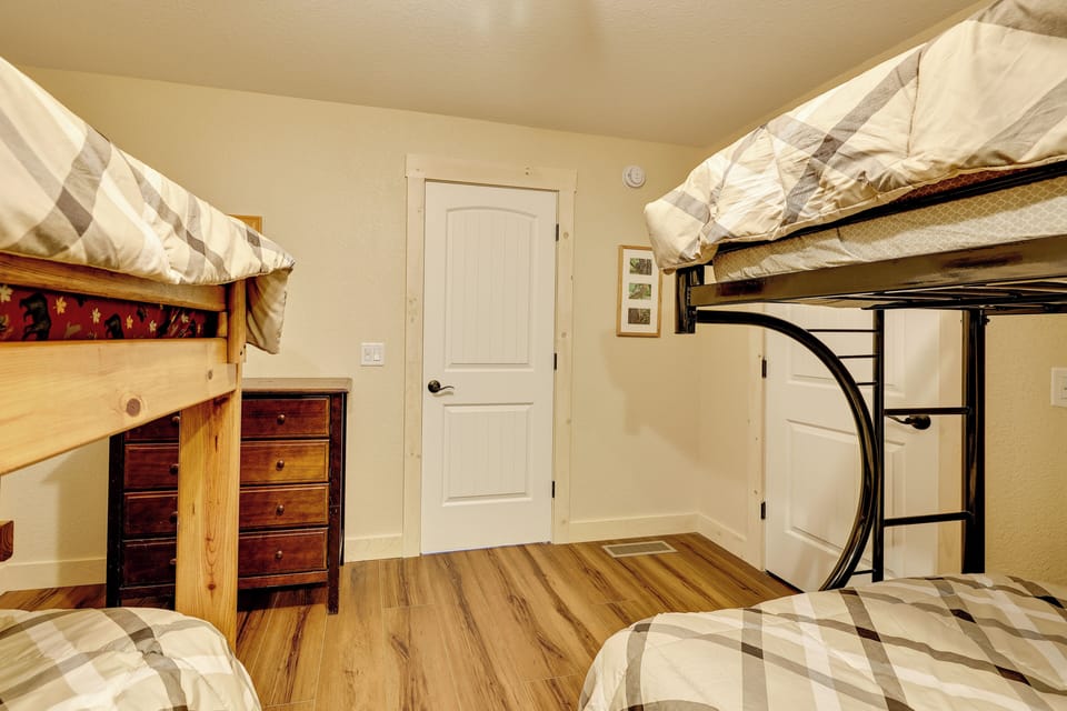 Golf, Beaches, Slopes & More! Thompsonville Home Cottage in Michigan