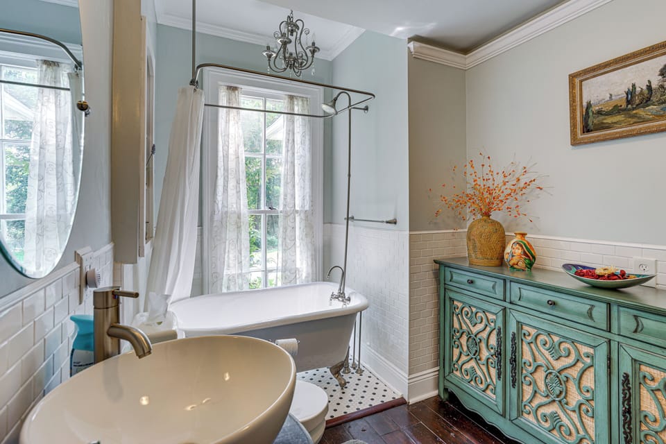 Historic Riverfront Escape in Youngstown w/ Dock Cottage in Niagara-on-the-Lake