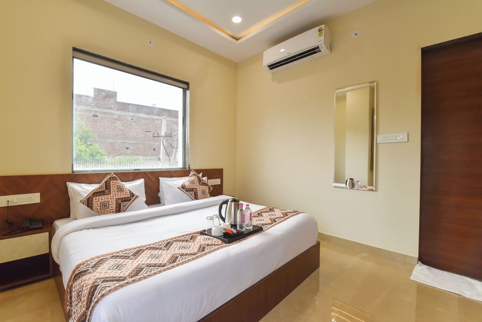 Luxury Room, 1 King Bed, Non Smoking, Air conditioning | Laptop workspace, WiFi (free), bed sheets