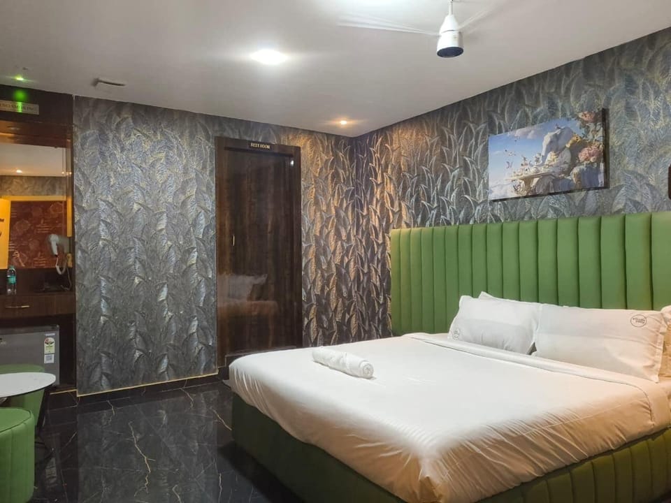 Deluxe Double Room | Laptop workspace, iron/ironing board, WiFi (free), bed sheets