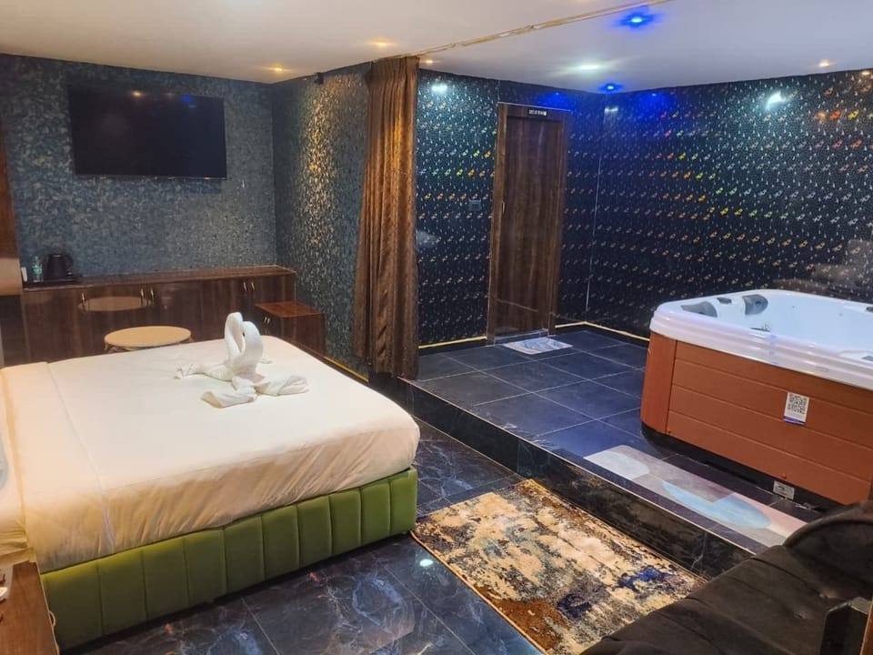 Grand Studio Suite | Laptop workspace, iron/ironing board, WiFi (free), bed sheets