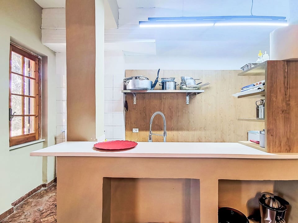 Wall, Interior Design, Wood, Flooring, Ceiling, Countertop, Floor, Lighting, Furniture, Kitchen