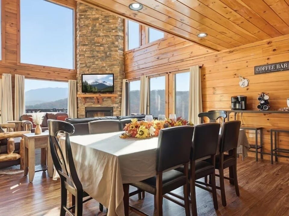 Cabin, 5 Bedrooms | Dining