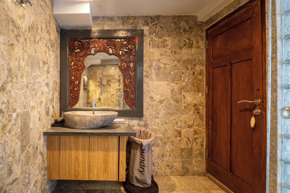 Superior Double Room | Bathroom | Slippers, towels, soap, shampoo