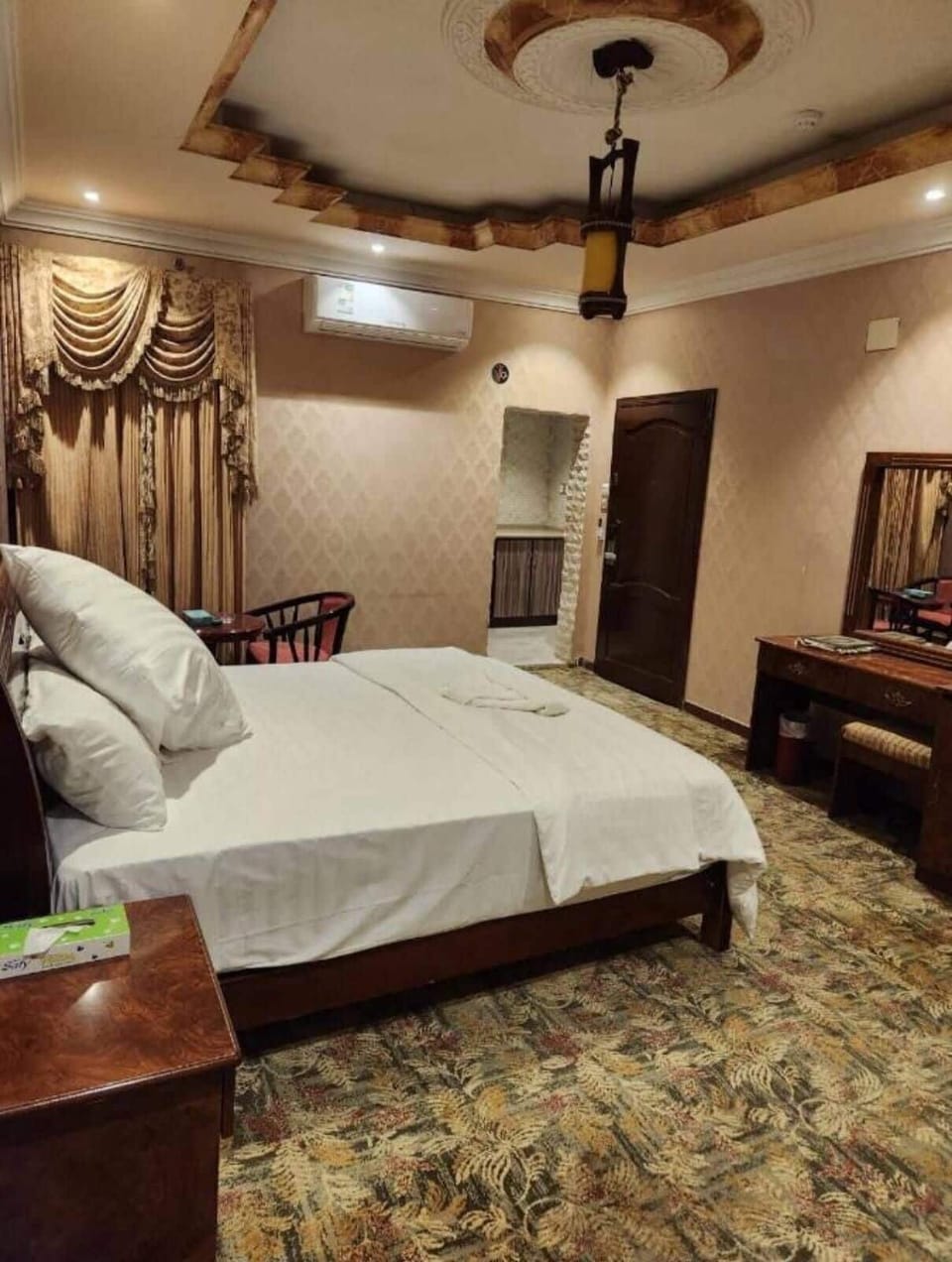 In-room safe, WiFi (free)