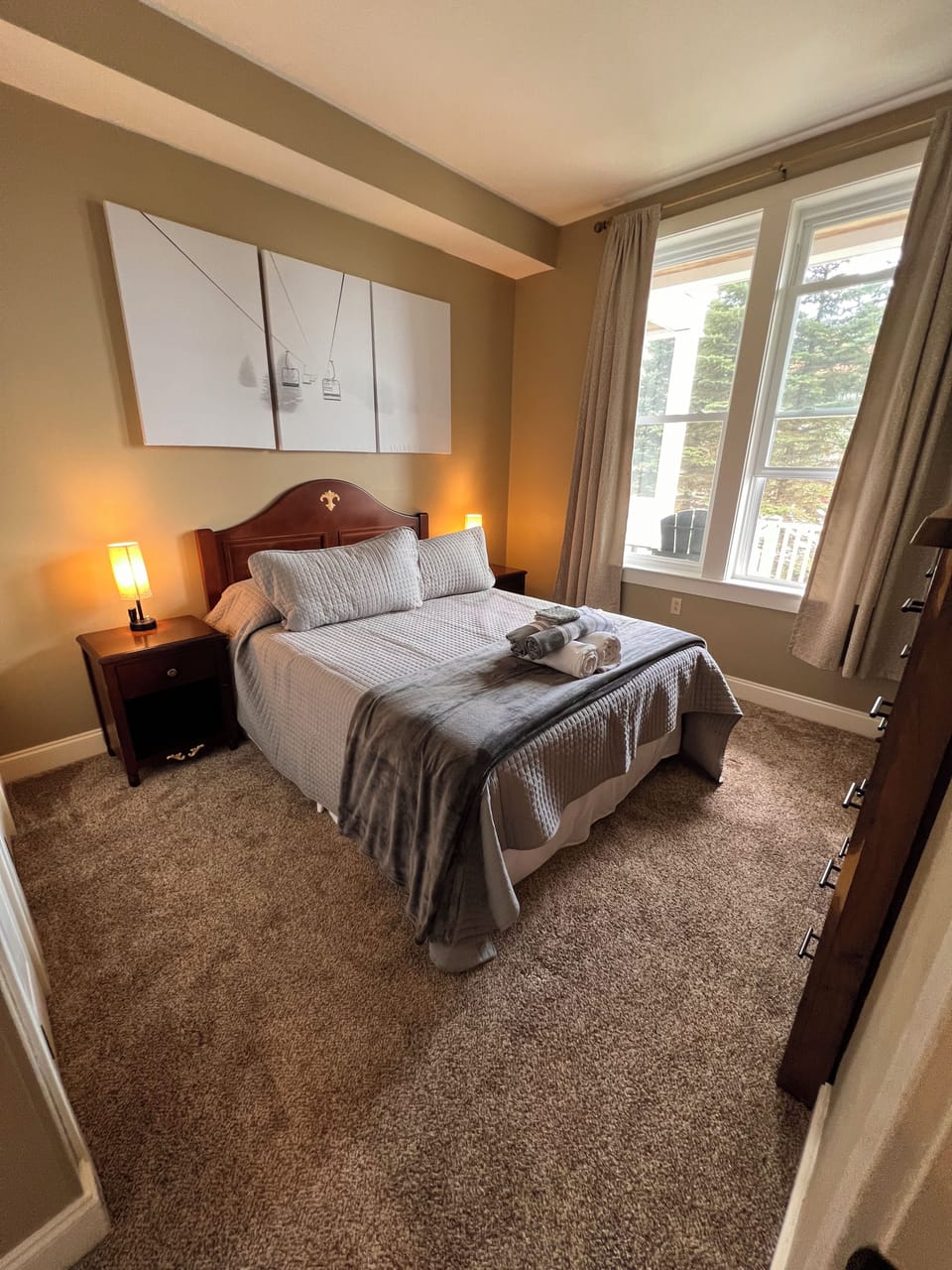 Queen bed in bedroom