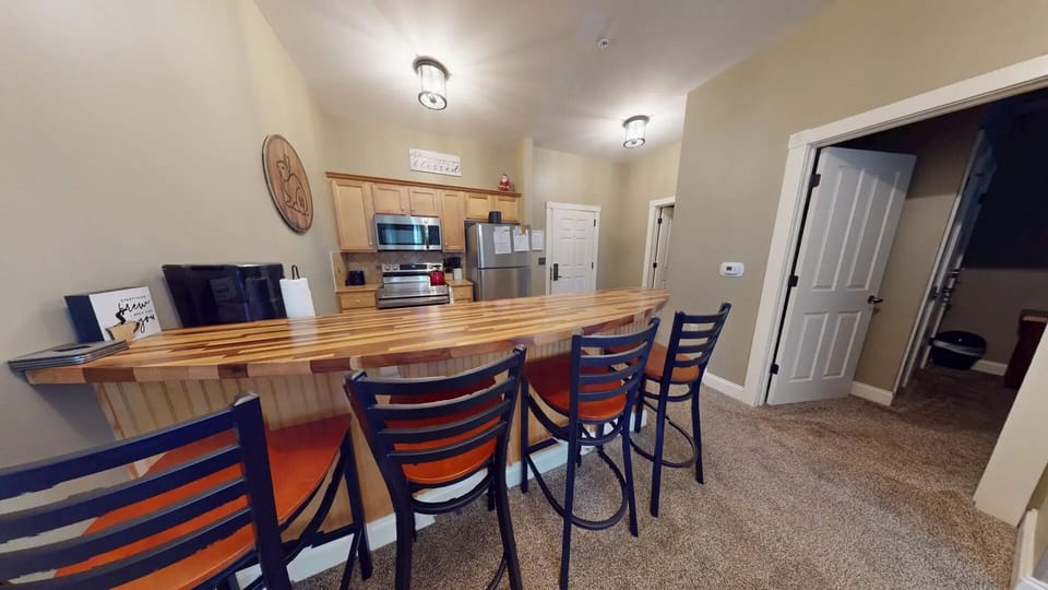 Breakfast bar and kitchen