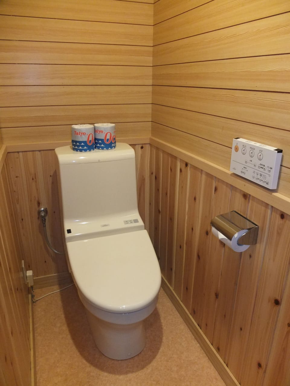 Combined shower/tub, free toiletries, slippers, electronic bidet