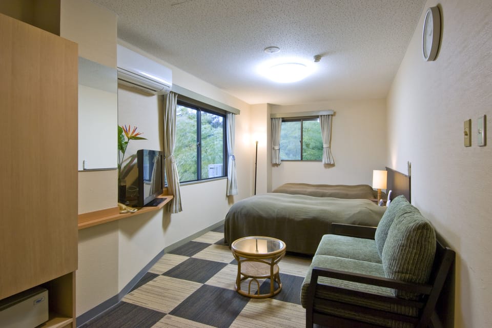 Twin Room | In-room safe, WiFi (free), bed sheets