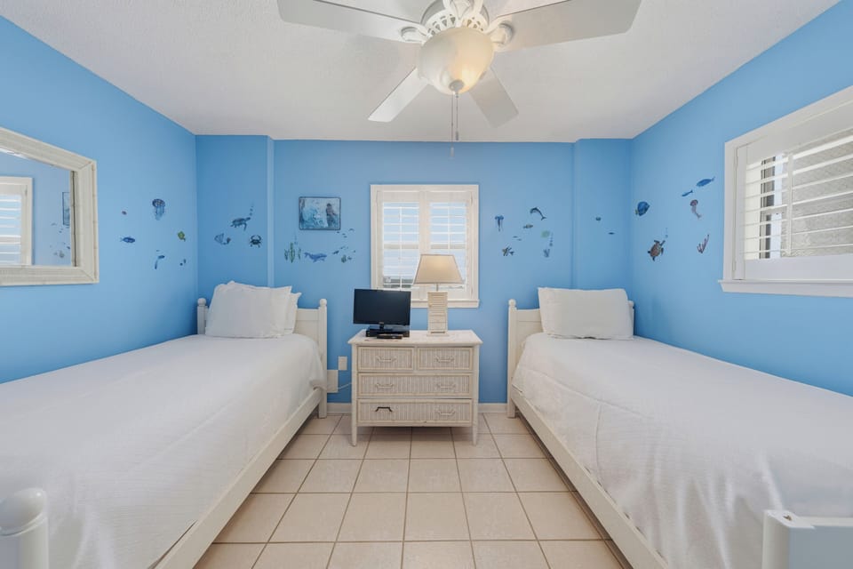 Two twin beds in guest bedroom 2