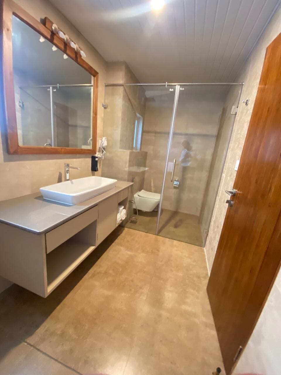 Family Studio Suite | Bathroom | Shower, free toiletries, hair dryer, slippers