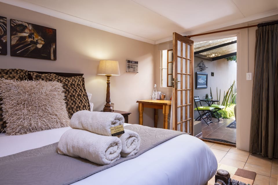Economy Double Room | 1 bedroom, minibar, in-room safe, desk