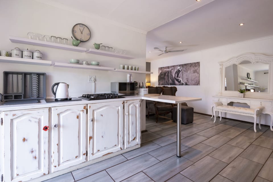 Deluxe Apartment | Private kitchen | Fridge, microwave, stovetop, coffee/tea maker