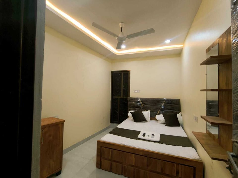 Deluxe Room, Balcony, City View | WiFi (free), bed sheets
