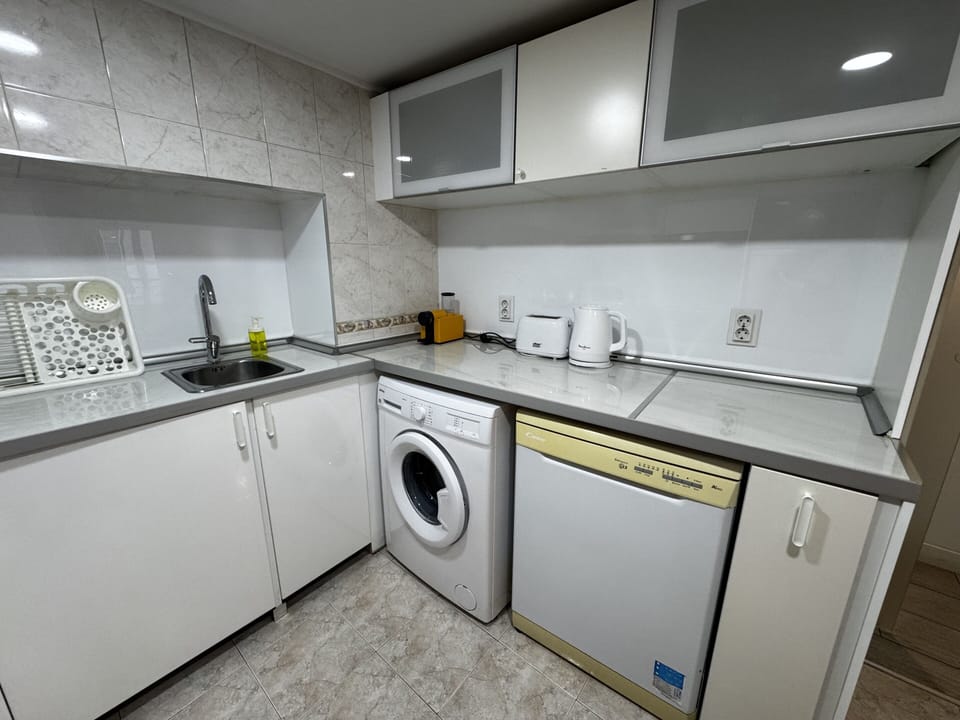 Deluxe Penthouse, Ensuite, River View (Lisbon Bridge) | Shared kitchen | Full-size fridge, microwave, oven, stovetop