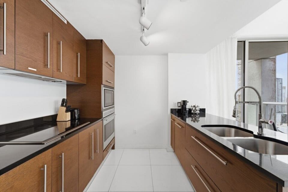 485 Brickell Ave Unit 3104 (8).jpeg