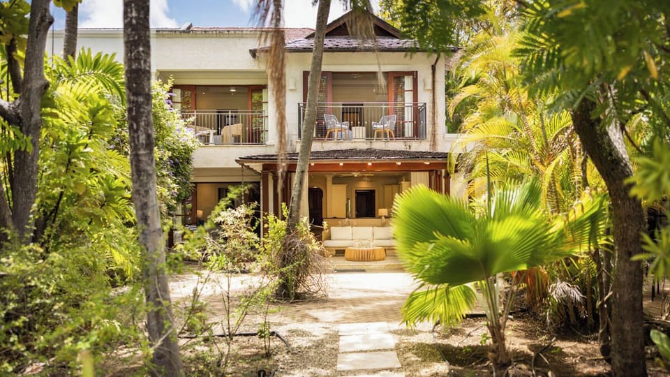 Claridges 5 - Luxury Villa Near Gibbes Beach (1214)
