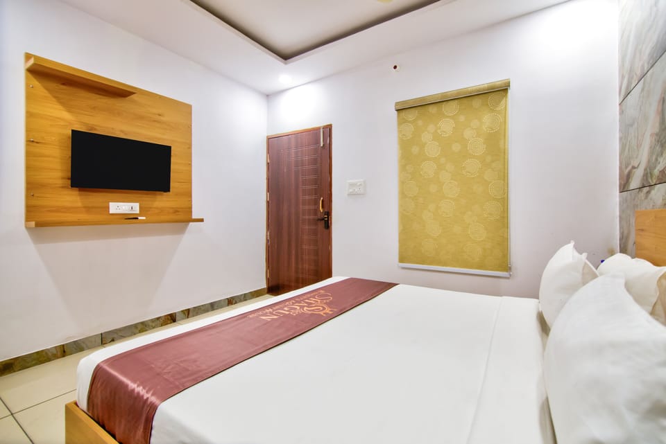 Luxury Double Room, City View | Desk, laptop workspace, blackout drapes, soundproofing