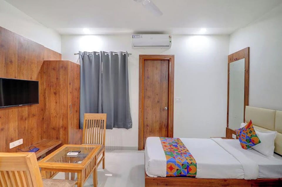 Classic Double Room | In-room safe, desk, laptop workspace, iron/ironing board