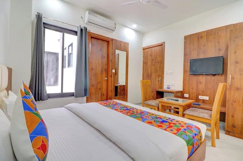 Classic Double Room | In-room safe, desk, laptop workspace, iron/ironing board
