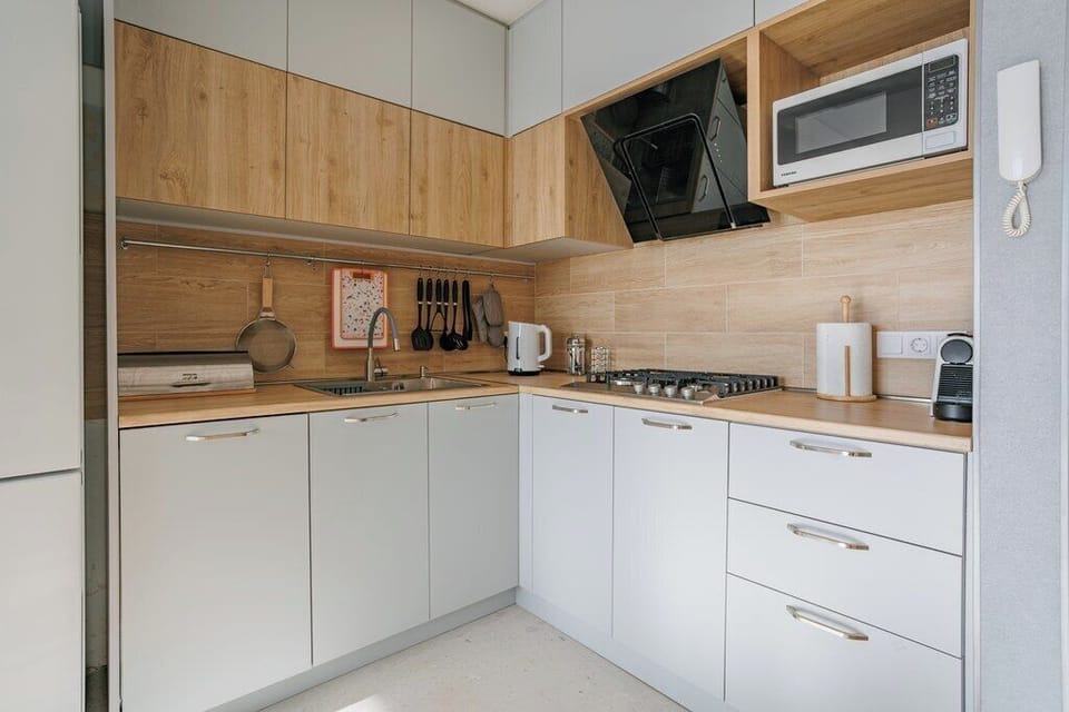 Fully equipped kitchen with dishwasher, oven, microwave and full-size fridge.